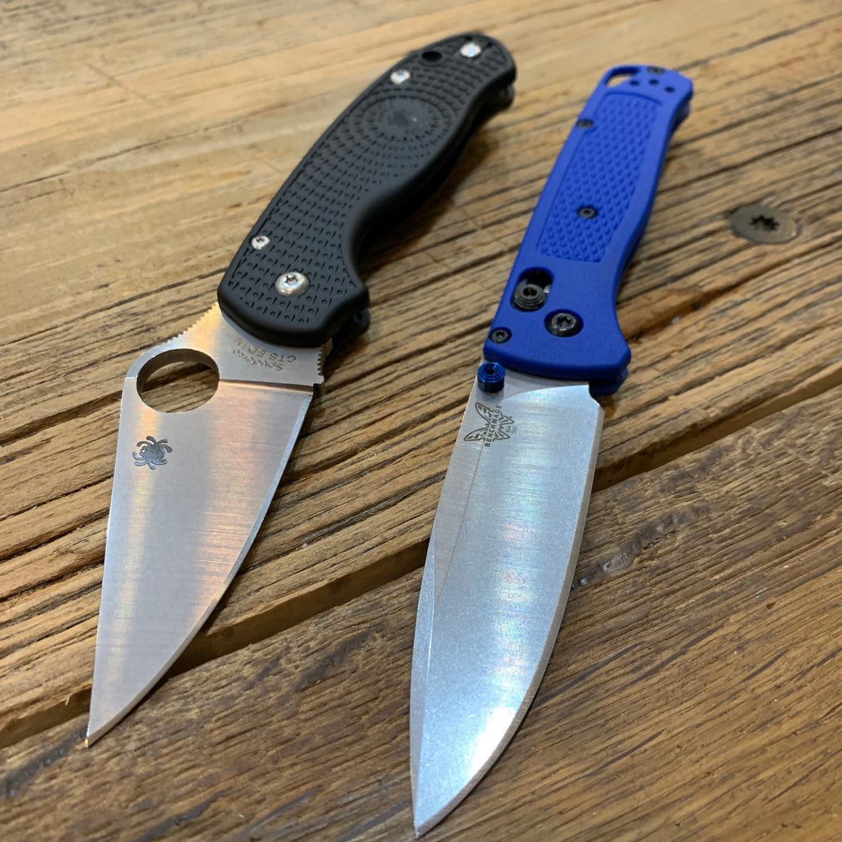 Battle of the Lightweights: Spyderco Para 3 Lightweight vs Benchmade Bugout