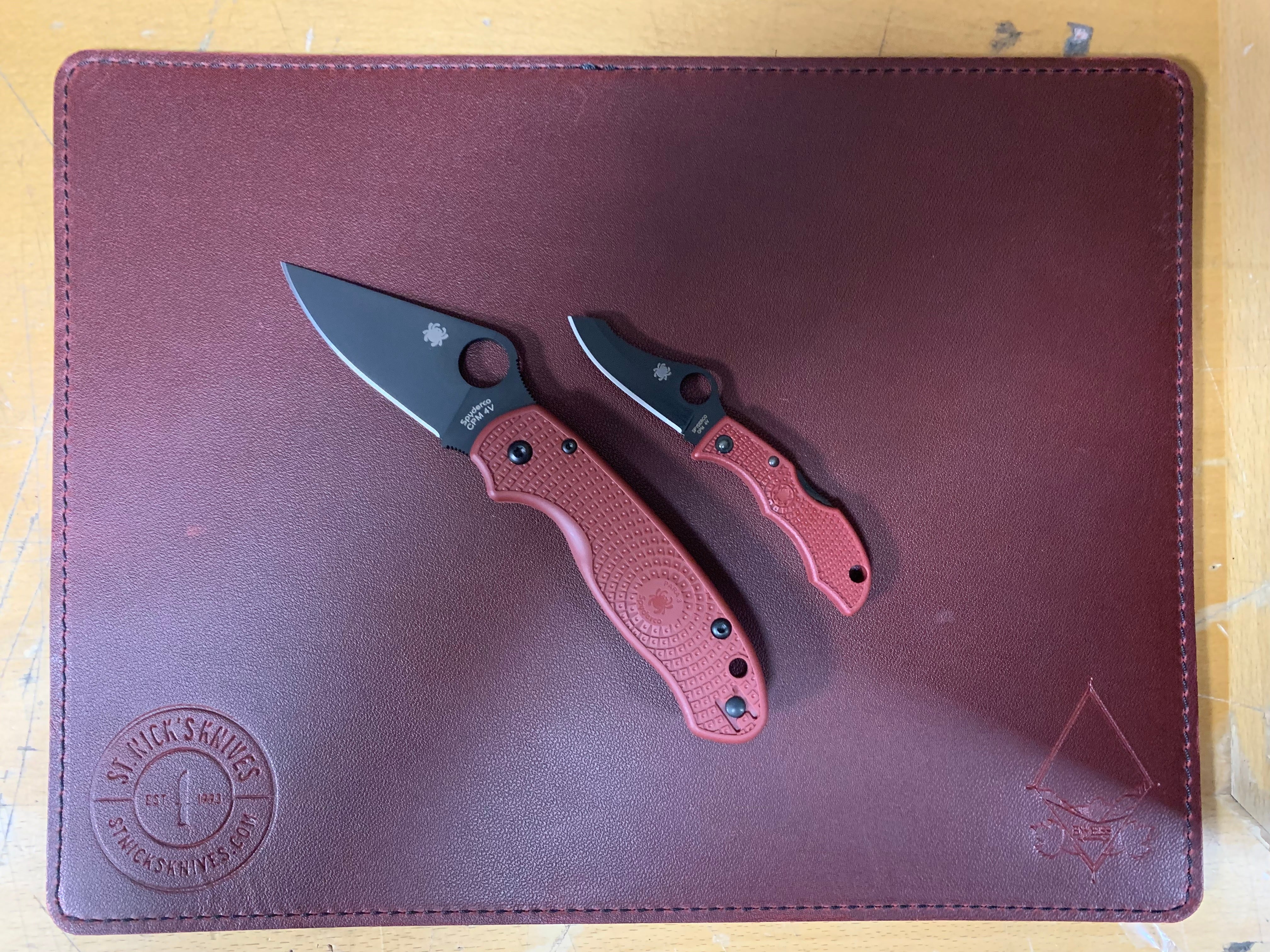BWeiss Leather Leather Display Mat Combo - St. Nick's Exclusive - Spyderco Jester and Para 3 Lightweight